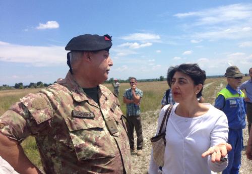 Mariagrazia Santoro (Assessore regionale Pianificazione territoriale) durante l'esercitazione di aviolancio di un velivolo militare, a simulazione delle operazioni di rifornimento a terra, nell'area militare dei Magredi - Pordenone 25/06/2015