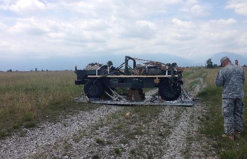 Il velivolo militare Hummer aviolanciato durante l'esercitazione a simulazione delle operazioni di rifornimento a terra, nell'area militare dei Magredi - Pordenone 25/06/2015