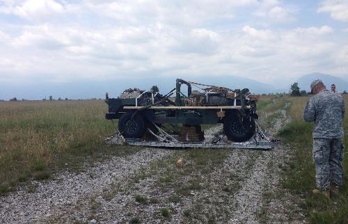 Il velivolo militare Hummer aviolanciato durante l'esercitazione a simulazione delle operazioni di rifornimento a terra, nell'area militare dei Magredi - Pordenone 25/06/2015