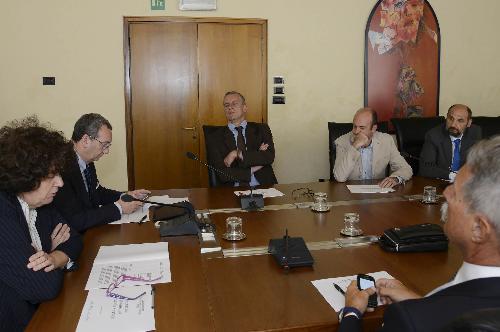 Loredana Panariti (Assessore regionale Ricerca e Università) e Sergio Bolzonello (Vicepresidente Regione FVG e assessore Attività produttive) con i rappresentanti del Coordinamento dei Parchi Scientifici e Tecnologici (PST) del FVG (AREA Science Park, Friuli Innovazione, Consorzio Innova FVG e Polo Tecnologico di Pordenone), in Consiglio regionale - Trieste 26/06/2015