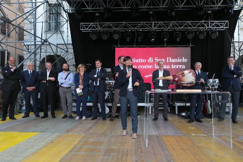 Debora Serracchiani (Presidente Regione Friuli Venezia Giulia) all'inaugurazione di "Aria di Friuli Venezia Giulia", in piazza Duomo - San Daniele del Friuli 26/06/2015