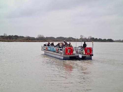 L'imbarcazione in movimento verso Bibione