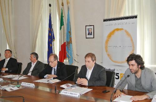 Roberto Tonca (Vicepresidente Federazione BCC FVG), Loris Celetto (Direttore generale Associazione Progetto Musica), Gianni Torrenti (Assessore regionale Cultura), Enrico Bronzi (Direttore artistico Nei Suoni Dei Luoghi) e Federico Pirone (Assessore Cultura Comune Udine) alla presentazione della XVII edizione del Festival di musica e territori "Nei Suoni Dei Luoghi" - Trieste 02/07/2015