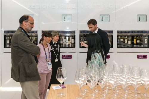 Debora Serracchiani (Presidente Regione Friuli Venezia Giulia) e Cristiano Shaurli (Assessore regionale Risorse agricole e forestali) al Padiglione "Vino A Taste of Italy" a EXPO 2015 - Milano 04/07/2015