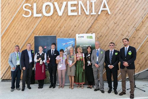 Sergio Bolzonello (Vicepresidente Regione FVG e assessore Attività produttive, Cooperazione e Turismo), Debora Serracchiani (Presidente Regione Friuli Venezia Giulia) e Cristiano Shaurli (Assessore regionale Risorse agricole e forestali) al Padiglione Slovenia a EXPO 2015 - Milano 04/07/2015