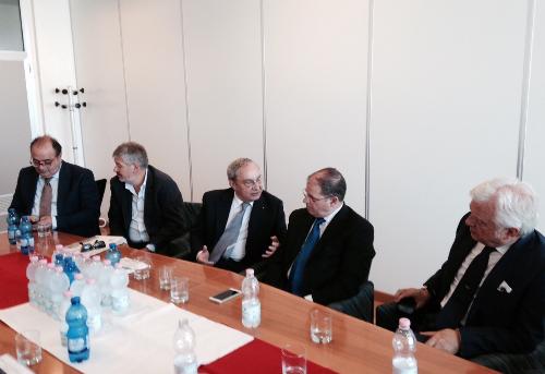 Alcuni partecipanti all’incontro, tra cui Giuseppe Bono (presidente regionale Confindustria e Fincantieri) e Vincenzo Zappalorto (prefetto di Gorizia) – Ronchi dei Legionari 07/07/2015