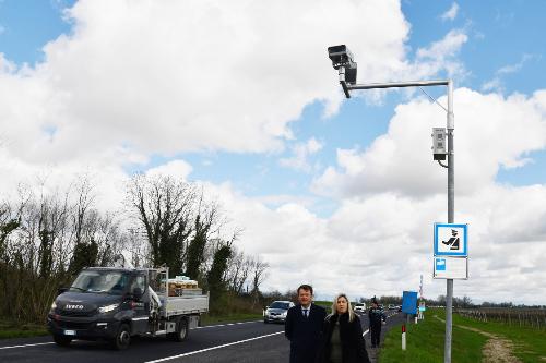 L'assessore regionale Cristina Amirante con il presidente di Fvg Strade Raffaele Fantelli presso uno degli autovelox inaugurati