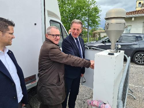 L'assessore regionale Fabio Scoccimarro, a destra, con il sindaco di Maniago Umberto Scarabello, avvia la nuova centralina mobile per il monitoraggio dell'aria a Campagna di Maniago.