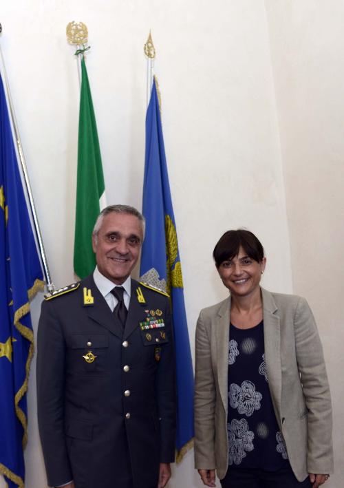Debora Serracchiani (Presidente Friuli Venezia Giulia) con il generale Giuseppe Mango (comandante interregionale della Guardia di Finanza per l’Italia Nord orientale) – Trieste 14/07/2015