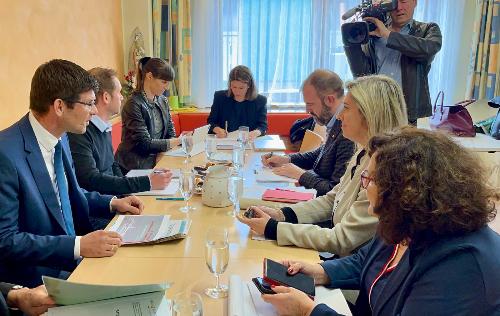 L'assessore regionale alle Infrastrutture e territorio Cristina Amirante durante l'incontro, svoltosi a Kotschach Mauthen in Austria, con il vicepresidente del Land Carinzia Martin Gruber.