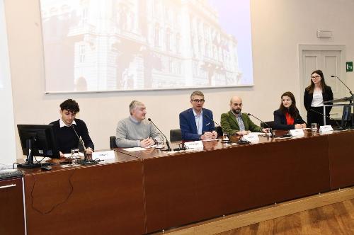 Un momento della conferenza stampa ospitata a Trieste dal Palazzo della Regione.