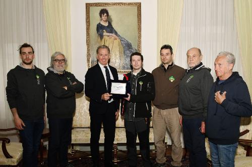 L’assessore alla Difesa dell’ambiente Fabio Scoccimarro con i rappresentanti della Società Adriatica di Speleologia.