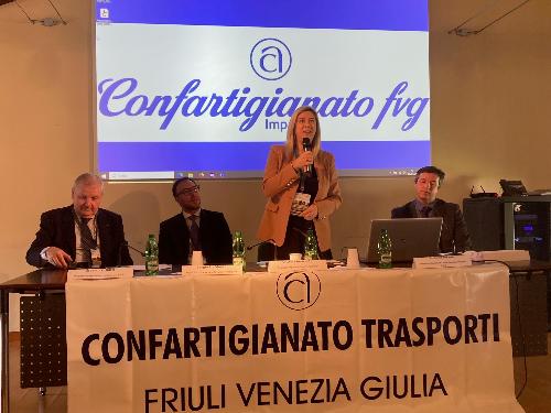 L’assessore regionale a Infrastrutture e territorio Cristina Amirante all’assemblea regionale di Confartigianato trasporti