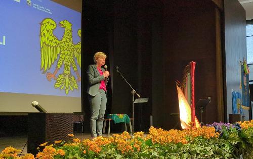 L'assessore Barbara Zilli interviene sul palco dell'ex Cinema Margherita a Tarcento 