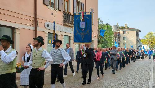 Un momento delle celebrazioni col corteo in via Roma a Tarcento 