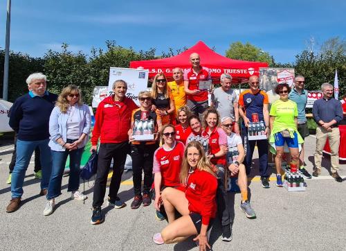 Una foto di gruppo con alcuni vincitori e partecipanti al Giro di San Giacomo.