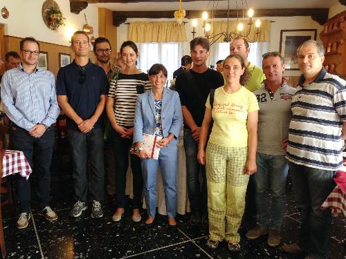 Debora Serracchiani (Presidente Regione Friuli Venezia Giulia), con giovani agricoltori del Carso Triestino, nel corso della visita agli spazi della futura Casa del Prosecco - Prosecco (TS) 31/07/2015