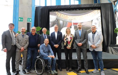 Foto di gruppo con l'assessore Cristina Amirante per l'inaugurazione del nuovo tornio di FvgRail a Udine 