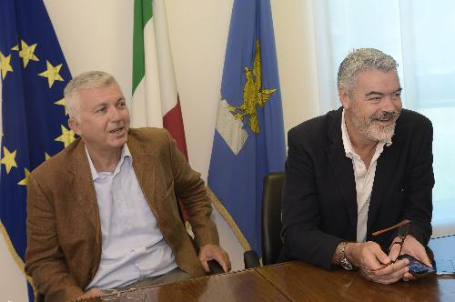 Pietro Paviotti (Consigliere regionale) e Paolo Panontin (Assessore regionale Autonomie locali e Coordinamento Riforme) alla presentazione ufficiale delle firme per l'avvio dell'iter legislativo per la fusione dei Comuni di Monfalcone, Ronchi dei Legionari e Staranzano - Udine 05/08/2015