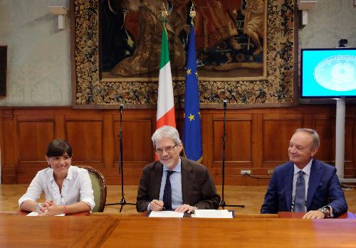 Debora Serracchiani (Presidente Regione Friuli Venezia Giulia) e Claudio De Vincenti (Sottosegretario Presidenza Consiglio Ministri), a Palazzo Chigi - Roma 07/08/2015