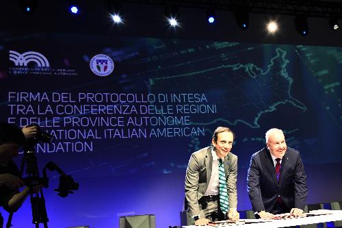 La firma del protocollo tra Conferenza delle Regioni e Province autonome e la National Italian American Foundation sul palco di Selecting Italy
