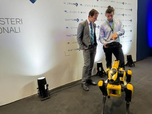 Il governatore Fedriga con il cane robot "Spot" creato da Boston Dynamics per l'azienda Reply.