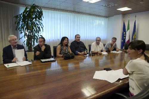 Debora Serracchiani (Presidente Friuli Venezia Giulia) con i rappresentanti delle Organizzazioni sindacali della scuola – Udine 10/08/2015