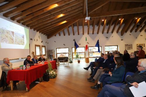 Un momento del convegno organizzato a Sutrio sull'agricoltura in montagna, con l'assessore Stefano Zannier