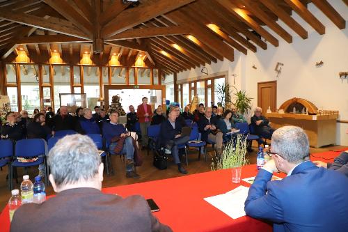 Un momento del dibattito del convegno organizzato a Sutrio sull'agricoltura in montagna, con l'assessore Stefano Zannier