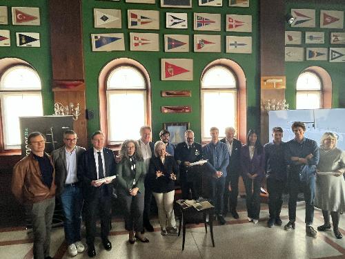 Gli assessori Scoccimarro e Roberti assieme alle autorità presenti alla presentazione dell imbarcazione riciclabile Ecoracer 30 One Design