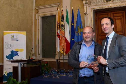 Il governatore mentre conferisce il premio al sindaco di Turriaco Nicola Pieri