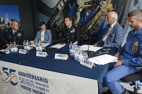 Debora Serracchiani (Presidente Regione Friuli Venezia Giulia), Maurizio Lodovisi (Comandante Squadra Aerea), Giacomo Guerrera (Presidente UNICEF Italia) e Jan Slangen [Comandante Pattuglia Acrobatica Nazionale (PAN) Frecce Tricolori] alla conferenza stampa di presentazione delle iniziative per il 55° anniversario della Pattuglia Acrobatica Nazionale (PAN) "Frecce Tricolori" - Base Aerea Militare di Rivolto 25/08/2015