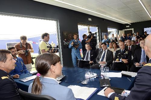 Jan Slangen [Comandante Pattuglia Acrobatica Nazionale (PAN) Frecce Tricolori], Maurizio Lodovisi (Comandante Squadra Aerea) e Debora Serracchiani (Presidente Regione Friuli Venezia Giulia) alla conferenza stampa di presentazione delle iniziative per il 55° anniversario della Pattuglia Acrobatica Nazionale (PAN) "Frecce Tricolori" - Base Aerea Militare di Rivolto 25/08/2015