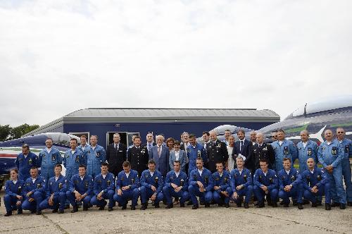 Sergio Bolzonello (Vicepresidente Regione FVG), Maurizio Lodovisi (Comandante Squadra Aerea), Giacomo Guerrera (Presidente UNICEF Italia), Debora Serracchiani (Presidente Regione Friuli Venezia Giulia), Jan Slangen [Comandante Pattuglia Acrobatica Nazionale (PAN) Frecce Tricolori] e Franco Iacop (Presidente Consiglio regionale) con la Pattuglia Acrobatica Nazionale (PAN) "Frecce Tricolori" - Base Aerea Militare di Rivolto 25/08/2015