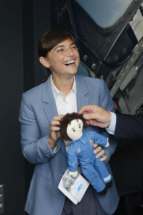 Debora Serracchiani (Presidente Regione Friuli Venezia Giulia) con "Pigotta", la bambola dell'UNICEF, all'inaugurazione dell'area museale dedicata alla Pattuglia Acrobatica Nazionale (PAN) "Frecce Tricolori" - Base Aerea Militare di Rivolto 25/08/2015