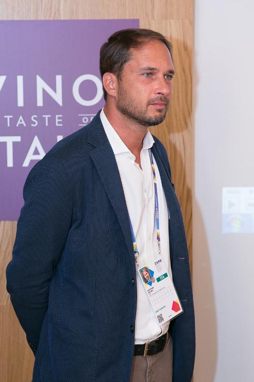 Cristiano Shaurli (Assessore regionale Risorse agricole e forestali) alla presentazione del Vitovska e di altri vini del Carso, nella Sala Convivium del Padiglione Vino a EXPO 2015 - Milano 27/08/2015