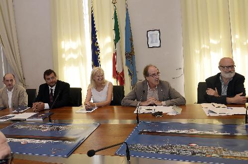 Maurizio Eliseo (Curatore mostra), Mauro Martinenzi (Direttore Fondazione Fincantieri), Silvia Altran (Sindaco Monfalcone), Gianni Torrenti (Assessore regionale Cultura) e Luigi Fozzati (Soprintendente Beni archeologici FVG) alla presentazione della mostra "Saturnia e Vulcania: motonavi da record" - Trieste 01/09/2015