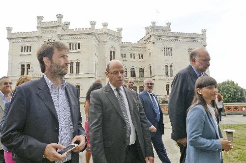 Dario Franceschini (Ministro Beni e Attività Culturali e Turismo), Luca Caburlotto (Sovrintendente Beni storici, artistici, etnoantropologici FVG), Roberto Cosolini (Sindaco Trieste) e Debora Serracchiani (Presidente Regione Friuli Venezia Giulia) di fronte al Castello di Miramare - Trieste 02/09/2015