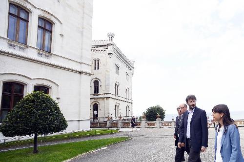 Luca Caburlotto (Sovrintendente Beni storici, artistici, etnoantropologici FVG), Dario Franceschini (Ministro Beni e Attività Culturali e Turismo) e Debora Serracchiani (Presidente Regione Friuli Venezia Giulia) di fronte al Castello di Miramare - Trieste 02/09/2015