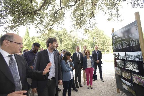 Luca Caburlotto (Sovrintendente Beni storici, artistici, etnoantropologici FVG), Dario Franceschini (Ministro Beni e Attività Culturali e Turismo) e Debora Serracchiani (Presidente Regione Friuli Venezia Giulia) nel Parco del Castello di Miramare - Trieste 02/09/2015