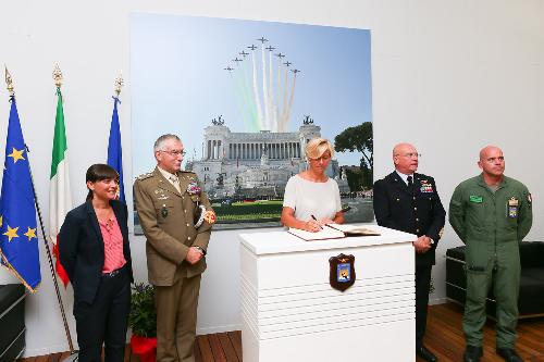 Roberta Pinotti (Ministro Difesa) nell'area museale dedicata alla Pattuglia Acrobatica Nazionale (PAN) "Frecce Tricolori" - Base Aerea Militare di Rivolto 06/09/2015