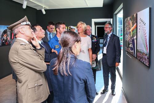 Domenico Rossi (Sottosegretario Difesa), Jan Slangen [Comandante Pattuglia Acrobatica Nazionale (PAN) Frecce Tricolori] e Roberta Pinotti (Ministro Difesa) nell'area museale dedicata alla Pattuglia Acrobatica Nazionale (PAN) "Frecce Tricolori" - Base Aerea Militare di Rivolto 06/09/2015