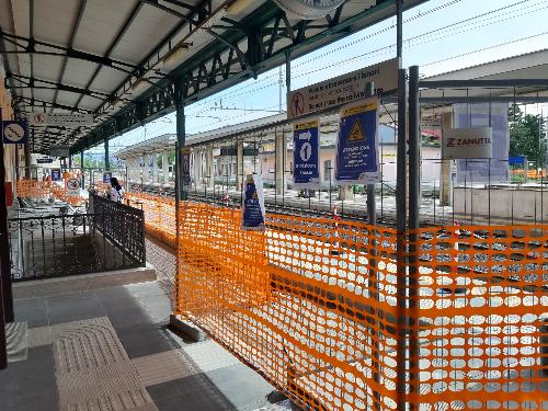 I lavori per l'innalzamento dei marciapiedi della stazione di Gorizia