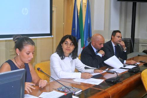 Elisa Di Ilio (Presidente Commissione Trasporti extraurbani Comune Monfalcone), Mariagrazia Santoro (Assessore regionale Infrastrutture e Mobilità), Simone Gorini (Direttore regionale Trenitalia) e Giorgio Botti [Rete Ferroviaria Italiana (RFI)] nella Sala del Consiglio comunale, Palazzo dell'ex Pretura - Monfalcone 14/09/2015