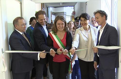 Cristina Visintin (Sindaco Mariano del Friuli), Mariagrazia Santoro (Assessore regionale Edilizia) e Filippo Bonaccorsi (Presidenza Consiglio Ministri - Struttura di missione Riqualificazione Edilizia scolastica) all'inaugurazione della ristrutturazione e dell'ampliamento della scuola primaria Alessandro Manzoni - Mariano 18/09/2015