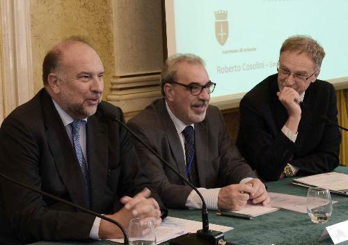 Roberto Cosolini (Sindaco Trieste), Sergio Razeto (Presidente Confindustria Venezia Giulia) e Maurizio Fermeglia (Rettore Università Trieste) al Tavolo per la firma dell'Accordo Quadro tra Università degli Studi di Trieste e Confindustria Venezia Giulia per lo sviluppo dei Cluster regionali di specializzazione intelligente (S3) - Trieste 25/09/2015