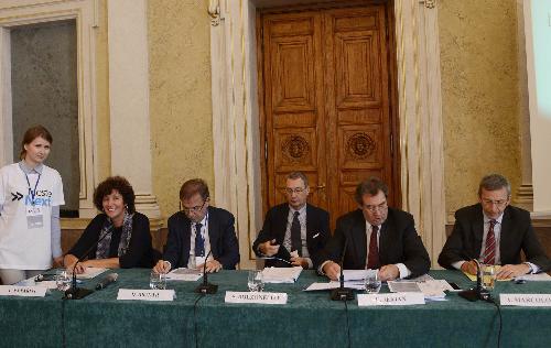 Loredana Panariti (Assessore regionale Ricerca e Università), Diego Bravar (Vicepresidente Confindustria Venezia Giulia), Sergio Bolzonello (Vicepresidente Regione FVG e assessore Attività produttive), Edvino Jerian [Presidente Consorzio Biomedicina Molecolare (CBM)] e Adriano Marcolongo (Direttore centrale Salute Regione FVG) alla tavola rotonda "Come le politiche della Regione FVG possono supportare lo sviluppo del Cluster Smart Health" - Trieste 25/09/2015