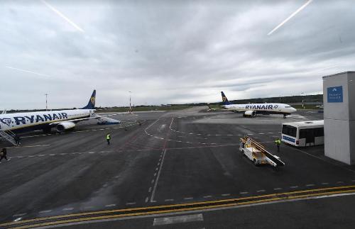 Alcuni vettori Ryanair all'interno dello scalo aeroportuale di Ronchi dei Legionari.