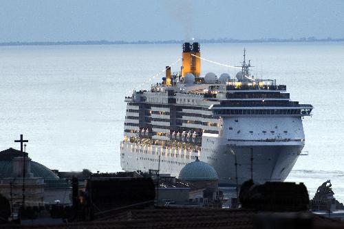 Una nave da crociera in partenza da Trieste