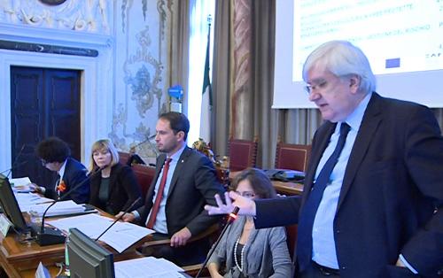 Isabella De Monte (Parlamentare europea) e Cristiano Shaurli (Assessore regionale Risorse agricole e forestali), durante l'intervento di Giuseppe Cacopardi [Direttore generale Sviluppo rurale - Dipartimento Politiche europee e internazionali Sviluppo rurale - Ministero Politiche Agricole Alimentari e Forestali (MiPAAF)], al convegno "Dai traguardi raggiunti alle sfide future. Il PSR 2007-2013 e la crescita del Friuli Venezia Giulia", a Palazzo Belgrado - Udine 09/10/2015